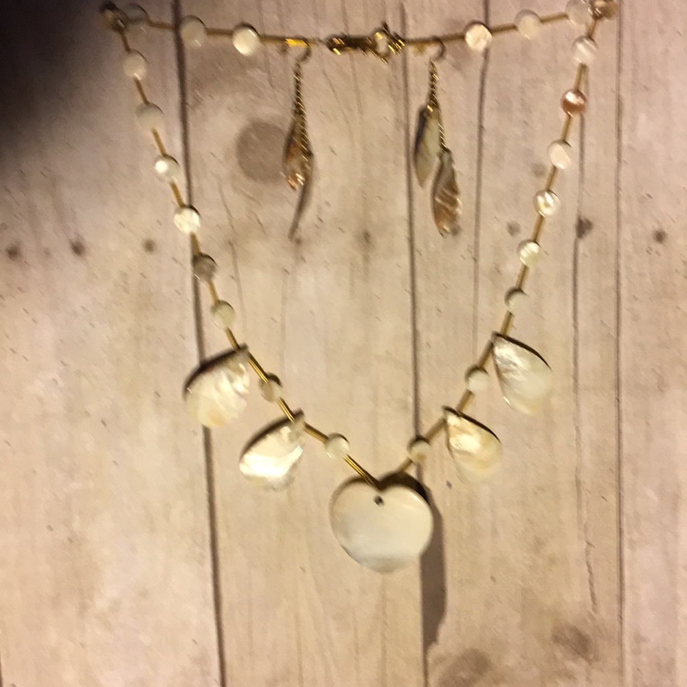 Necklace and earring set ( she’ll )
